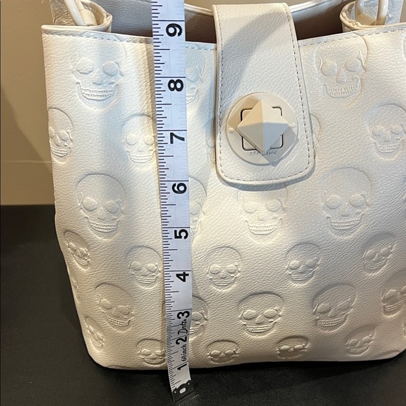 Betsey Johnson | “Cream Skull Boss” Bucket w/ Floral Strap - Picture 14 of 15